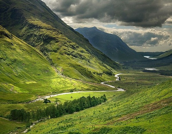 Scotland có nhiều sườn dốc xanh ngắt trong thung lũng