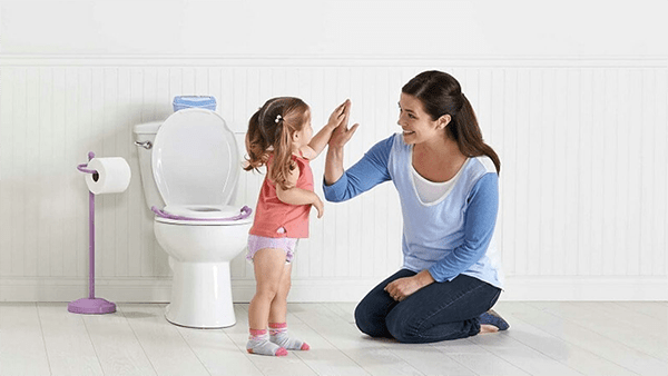 Ba mẹ nên khen bé để khuyến khích bé thực hiện đi vệ sinh ngồi bồn cầu