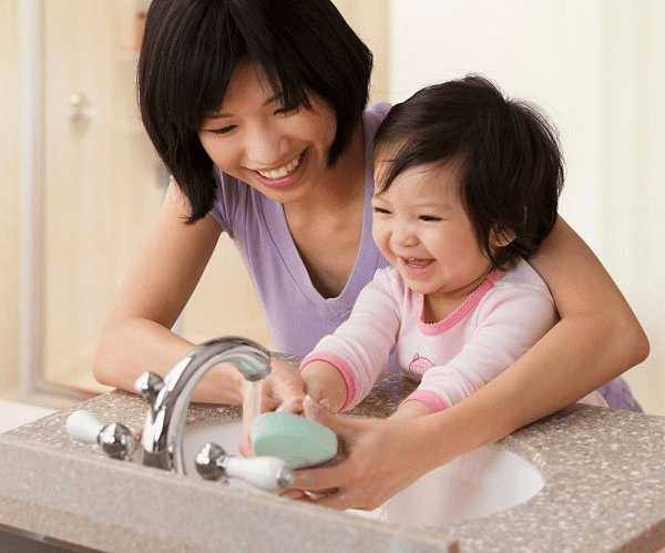 Sau khi đi vệ sinh, cha mẹ nên dạy trẻ rửa tay với xà phòng